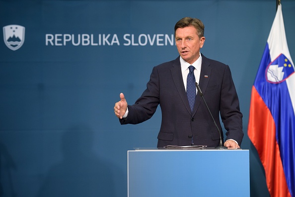 Le président slovène Borut Pahor réélu après les premiers résultats du deuxième tour des élections présidentielles à Ljubljana le 12 novembre 2017.
(JURE MAKOVEC / AFP / Getty Images)