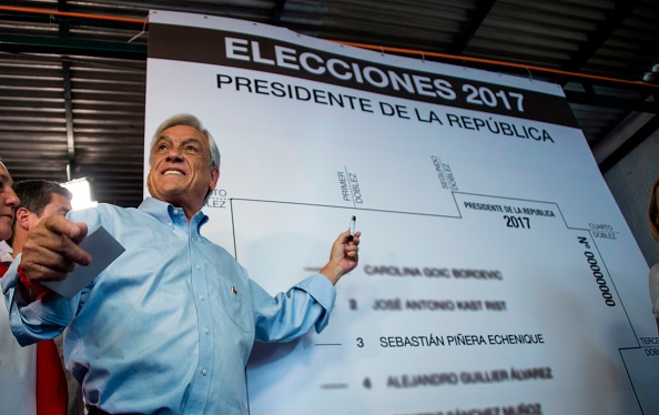 Le conservateur Sebastian Pinera, qui cherche un second mandat, est en tête des élections présidentielles chiliennes du 19 novembre. Pinera a été président de 2010 à 2014, prenant la relève juste après le premier mandat 2006-2010 de la présidente Michelle Bachelet. 
(MARTIN BERNETTI / AFP / Getty Images)