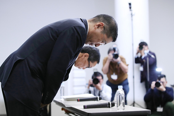 Le président et chef de la direction de Nissan Hiroto Saikawa s'incline au début d'une conférence de presse au siège de l'entreprise à Yokohama le 17 novembre 2017. Il a déclaré le 17 novembre qu'il rembourserait une partie de sa paye jusqu'en mars prochain suite à un scandale d'inspection. 
(AFP / Getty Images)