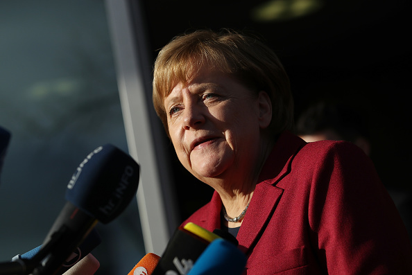 Angela Merkel, chancelière allemande et leader des chrétiens-démocrates allemands, s'entretient avec les médias, après que les dirigeants des quatre parties aux négociations ne sont pas parvenus à un consensus coaliton. le 17 novembre 2017 à Berlin. Les négociations de coalition préliminaires se poursuivront dans la journée. 
(Sean Gallup / Getty Images)