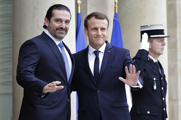 Le président Emmanuel Macron (D) accueille le Premier ministre libanais Saad Hariri au palais présidentiel de l'Elysée le 18 novembre 2017 à Paris. M. Hariri est à Paris sur l'invitation du président français qui tente d'aider à trouver une solution à une crise politique qui a fait craindre pour la fragile démocratie libanaise. 
(THOMAS SAMSON / AFP / Getty Images)