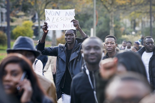 Un homme tient une pancarte indiquant «Non à l'esclavage» lors d'une marche contre «l'esclavage en Libye» le 18 novembre 2017 à Paris.
(GEOFFROY VAN DER HASSELT/AFP/Getty Images)