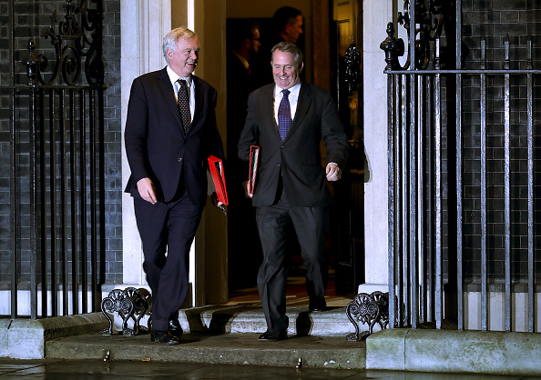 Le secrétaire au Commerce international Liam Fox (D) et le secrétaire d'État britannique à la sortie de l'Union européenne David Davis quittent Downing Street après la réunion du cabinet Inner Brexit le 20 novembre 2017 à Londres.
 (Christopher Furlong / Getty Images)