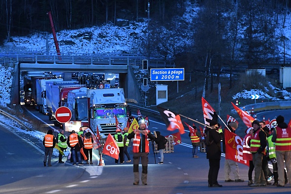 Des activistes syndicaux bloquent l'accès au tunnel de Fréjus, tôt le 21 novembre 2017 près de la frontière entre la France et l'Italie.
(JEAN-PIERRE CLATOT / AFP / Getty Images)