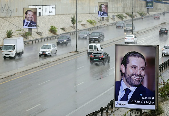 Une affiche portant le portrait du Premier ministre libanais Saad Hariri dit en arabe "Il n'y a pas de bonheur sans Saad" sur un panneau sur l'autoroute de l'aéroport de Beyrouth, le 21 novembre 2017. Le président égyptien Abdel Fattah al-Sisi rencontrera le Premier ministre libanais Saad Hariri, a confirmé le Caire, avant que le Premier ministre ne retourne au Liban pour faire face à la crise politique provoquée par sa démission. 
(JOSEPH EID / AFP / Getty Images)