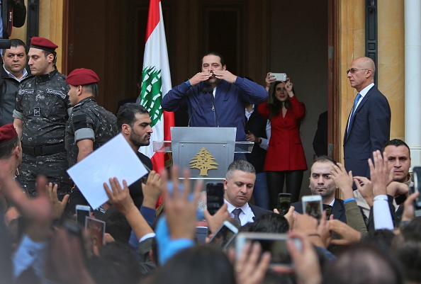 Le Premier ministre libanais Saad Hariri salue ses partisans à son arrivée à son domicile à Beyrouth le 22 novembre 2017. Hariri, de retour à Beyrouth après une odyssée qui l'a vu annoncer sa démission en Arabie Saoudite, a déclaré à ses supporters  qu'il restait. 
(STR / AFP / Getty Images)