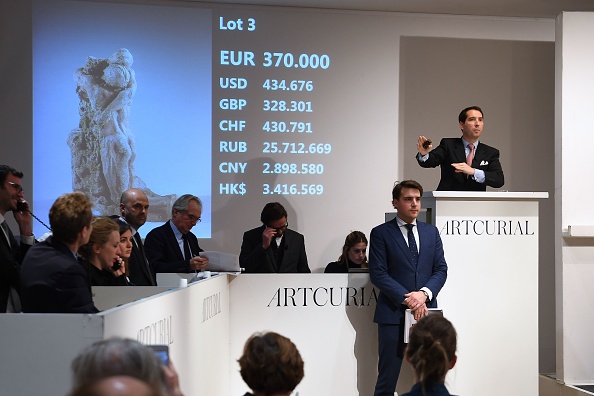 Le commissaire-priseur Matthieu Fournier (D) met en vente la version préliminaire numéro deux de la sculpture 'L'Abandon' lors d'une vente aux enchères d'œuvres de l'artiste français Camille Claudel à la maison de ventes Artcurial à Paris, le 27 novembre 2017.  (ERIC FEFERBERG / AFP / Getty Images)

