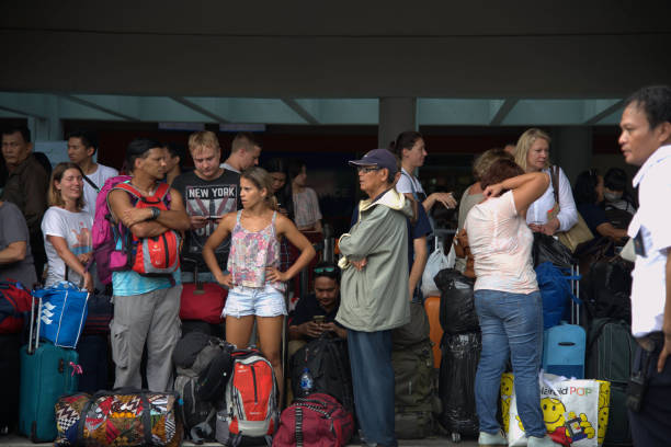 Les passagers se rassemblent à l'aéroport international Ngurah Rai de Denpasar, à Bali, le 28 novembre 2017 pour attendre d'éventuels vols à la suite de l'éruption du volcan Agung.
Les autorités indonésiennes ont rouvert le 29 novembre l'aéroport international pour la plus grande satisfaction des milliers de touristes bloqués sur l'île indonésienne.
(JUNI KRISWANTO / AFP / Getty Images)