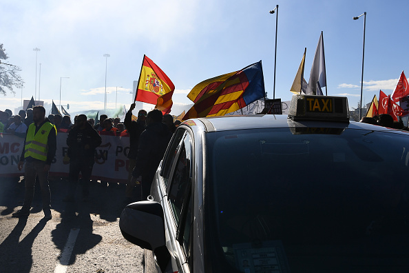 Des chauffeurs de taxis manifestent contre la concurrence des compagnies Uber et Cabify au centre de Madrid le 29 novembre 2017. (GABRIEL BOUYS/AFP/Getty Images)