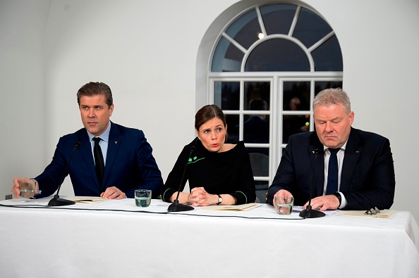 Katrin Jakobsdottir (c), la chef du mouvement Gauche-Verts et deuxième femme à occuper le poste de Premier ministre en Islande, le nouveau ministre des Finances Bjarni Benediktsson (g) et le leader du parti du Progrès Sigurdur Ingi Johannsson donnent une conférence de presse le 30 novembre 2017 au Parlement de Reykjavik, Islande. (HARALDUR GUDJONSSON/AFP/Getty Images)