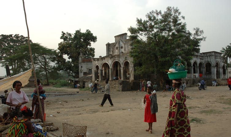 Marché à Kisangani devant un ancien immeuble colonial. (Julien Harneis/Flickr, CC BY-ND)