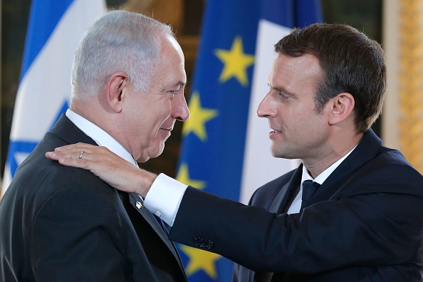 Le Président français Emmanuel Macron (D) et le Premier ministre israélien Benjamin Netanyahu G) donnent une conférence de presse conjointe à l'Elysée à Paris, le 16 juillet 2017. 
(STEPHANE MAHE / AFP / Getty Images)