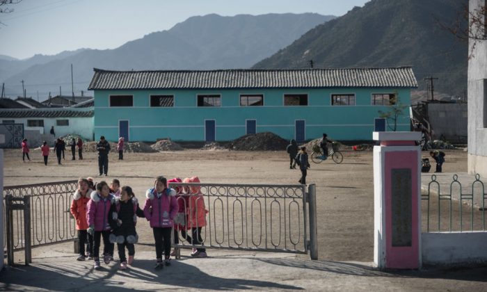 Des enfants dans une agglomération au nord de Wonsan, Corée du Nord, le 18 novembre 2017. (Ed Jones / AFP / Getty Images)