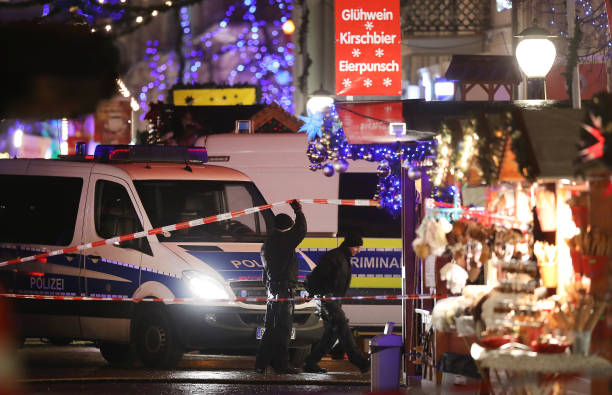 Des fourgons de police sur un marché de Noël près de l'endroit où un engin explosif a été découvert plus tôt dans la journée le 1er décembre 2017 à Potsdam en Allemagne. Selon la police, le colis contenait un cylindre en métal, des piles, des fils et des clous et a été laissé à l'extérieur d'une pharmacie. La police aurait neutralisé l'appareil. 
(Sean Gallup / Getty Images)