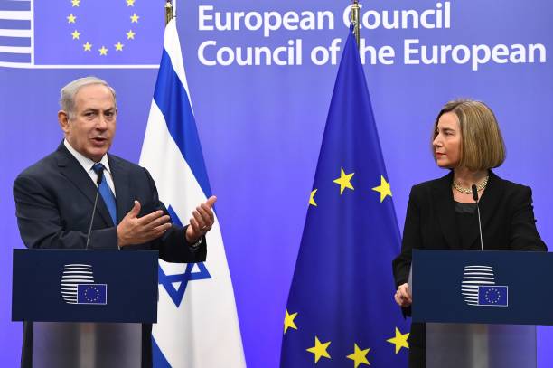 Le Premier ministre israélien Benjamin Netanyahu aux côtés de la cheffe de la diplomatie de l'UE Federica Mogherini lors d’une conférence de presse à Bruxelles le 11 décembre 2017. (EMMANUEL DUNAND/AFP/Getty Images)