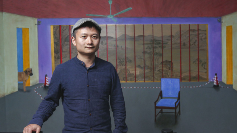 Hu Jiamin devant sa fresque. (photo : DR/Twitter)