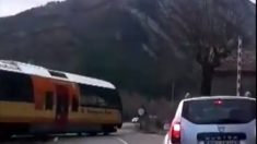 ALPES-DE-HAUTE-PROVENCE – Un train est filmé en train de traverser alors que les barrières sont levées