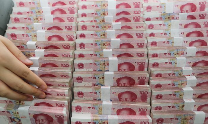 Les billets en yuans dans une banque de Lianyungang, province du Jiangsu dans l'est de la Chine, le 11 août 2015. (STR / AFP / Getty Images)