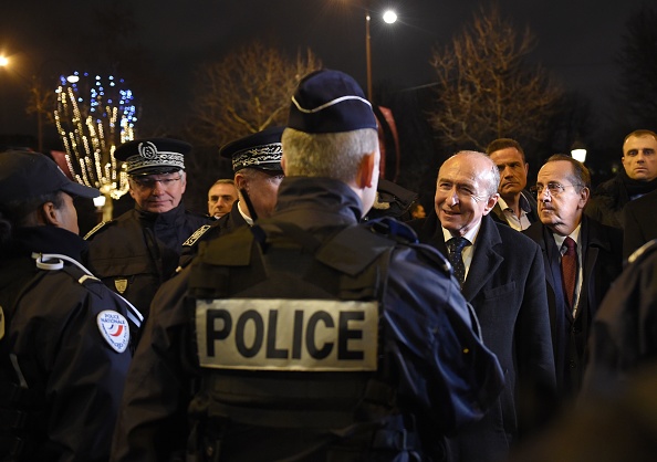 Le ministre de l’Intérieur Gérard Collomb and le préfet de police de Paris Michel Delpuech (d) rencontrent des gendarmes et des policiers en patrouille sur les Champs-Élysées, Paris, avant les célébrations du 31 décembre 2017. (GUILLAUME SOUVANT/AFP/Getty Images)