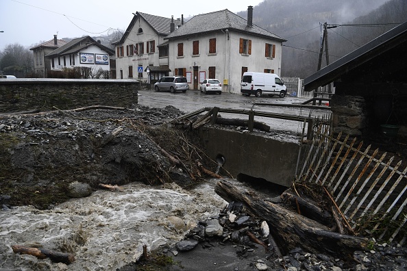 De nombreux dégâts occasionnés après le passage de la tempête Eleanor à Moretel-de-Mailles, près de Crets-en-Belledonne, Auvergne-Rhone-Alpes le 3 janvier 2018. (PHILIPPE DESMAZES/AFP/Getty Images)