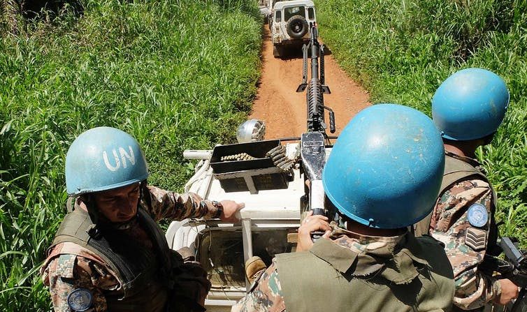 En 2015, en République démocratique du Congo: des Casques bleus mènent une patrouille dans les environs de Beni (Nord-Kivu). (Monusco/Wikimedia, CC BY-SA)