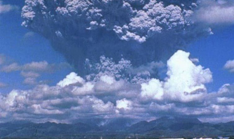 Photo du nuage de cendres et de soufre s’échappant du Mont Pinatubo (Philippines), le 12 juin 1991, trois jours avant son éruption. Le volcan avait été inactif durant les 500 années précédentes. (Wikimedia, CC BY)