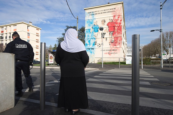 Vue de Sarcelles, devant l'immeuble de la rue Maurice-Ravel où trône la fresque de l'artiste  Combo sur laquelle on peut lire : " Quand j'étais petit, il y avait des musulmans, des juifs, des chrétiens, des noirs et des blancs ". (JOEL SAGET/AFP/Getty Images)