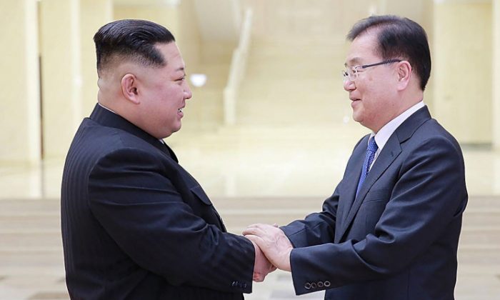 Chung Eui-yong (à droite), chef du bureau de la sécurité nationale sud-coréenne, serre la main du dirigeant nord-coréen Kim Jong-un (à gauche) lors de leur rencontre à Pyongyang, Corée du Nord, le 5 mars 2018. (Photo fournie par la résidence présidentielle sud-coréenne via Getty Images)