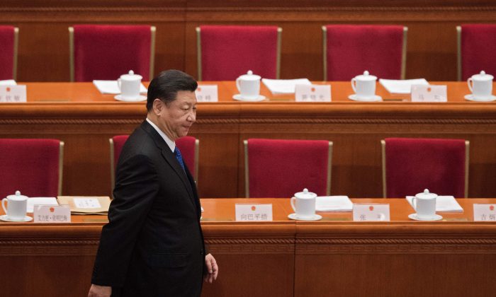 Le dirigeant chinois Xi Jinping arrive à la quatrième session plénière de l'Assemblée nationale populaire au Grand palais du Peuple à Pékin, le 13 mars 2018. (Nicolas Asfouri/AFP/Getty Images)