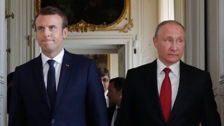 Réélection de Poutine : les voeux d’Emmanuel Macron en forme d’avertissement