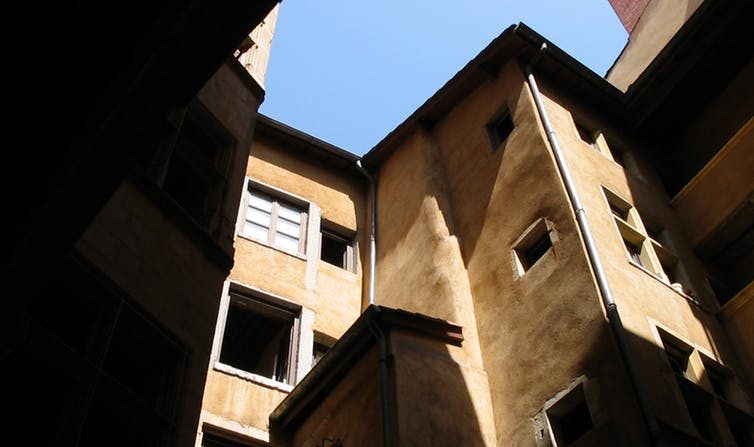 Traboule de Lyon. (Tusco/Wikimedia, CC BY-SA)