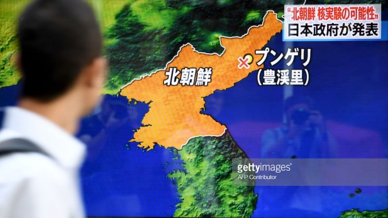 Les piétons passent devant un écran de télévision diffusant un journal télévisé sur un éventuel essai nucléaire nord-coréen à Tokyo le 3 septembre 2017. Des moniteurs sismiques mesurent une « explosion » de 6,3 près du site d'essai. TOSHIFUMI KITAMURA / AFP / Getty Images)