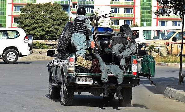 Les policiers afghans transportent des blessés après un double attentat suicide n°599455524 de WAKIL KOHSAR / AFP / Getty Images)