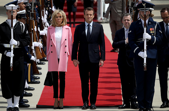 Le président Emmanuel Macron et son épouse sur la base aérienne d'Andrews à Maryland, aux États-Unis le 23 avril 2018. (Win McNamee/Getty Images)