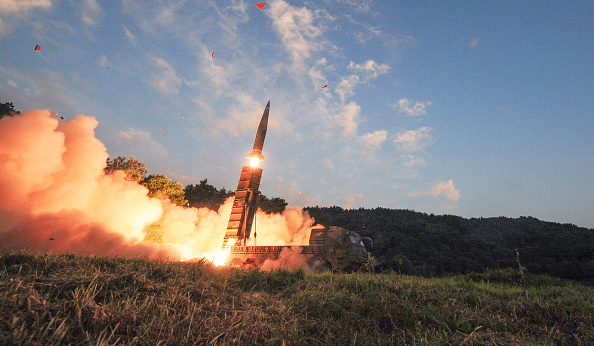 Un lancement du missile balistique lors des manœuvres tenues en Corée du Sud en réponse aux tests nucléaires de la Corée du Nord. Sur cette photo, fournie par le ministère sud-coréen de la Défense, un missile balistique Hyunmoo II est lancé d’un endroit inconnu en Corée du Sud, le 4 septembre 2017. (Ministère de la Défense sud-coréen via NUR)