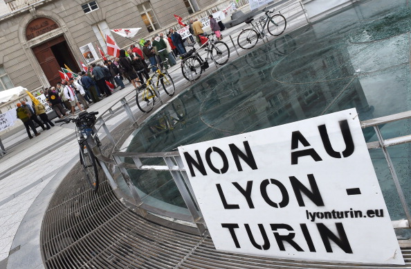 Nous voyons une pancarte "Non à Lyon-Turin "- lors du procès de Daniel Ibanez opposé à la construction de la nouvelle ligne ferroviaire . Photo PHILIPPE DESMAZES / AFP / Getty Images