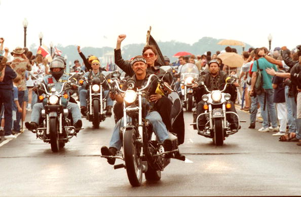Les motards participent au 10e rassemblement annuel du Mémorial Rolling Thunder» de Washington DC. Photo de JAMAL A. WILSON / AFP / Getty Images