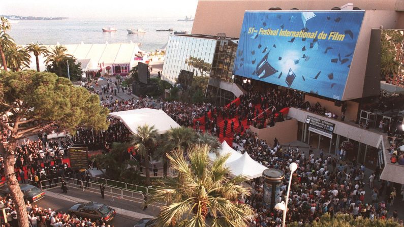 CANNES. Vue générale extérieure du Palais des festivals 13 mai à l'occasion de la soirée d'ouverture du 51ème festival du film de Cannes. Photo BERTRAND GUAY / AFP / Getty Images
