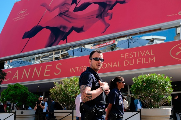 Les policiers patrouillent devant le Palais des Festivals le long de la Croisette à Cannes
Photo ALBERTO PIZZOLI/AFP/Getty Images