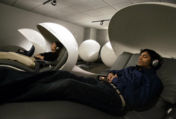 À New York. MetroNaps s'adresse aux employeurs qui cherchent à accroître la productivité de leurs employés en leur offrant un endroit où ils peuvent faire une sieste, se ressourcer et retourner au travail. Photo STAN HONDA / AFP / Getty Images