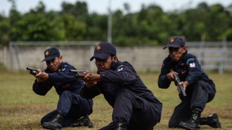 Cette photo montre des volontaires de la défense civile thaïlandaise prenant part à un exercice militaire lors d'un examen annuel de la formation au sud de la Thaïlande. Photo MADAREE TOHLALA / AFP / Getty Images