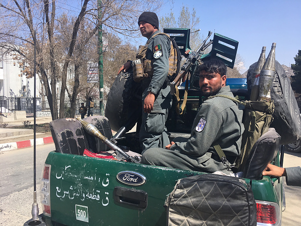 Les forces de sécurité afghanes surveillent le site d'une explosion à Kaboul 
    Photo SHAH MARAI/AFP/Getty Images