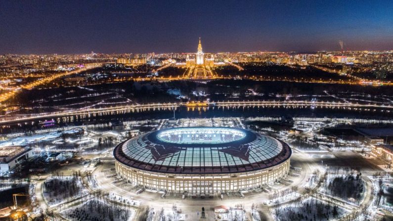 Une vue du stade Luzhniki avant que les lumières soient éteintes pour la campagne environnementale Earth Hour à Moscou le 24 mars 2018. Photo : DMITRY SEREBRYAKOV / AFP / Getty Images