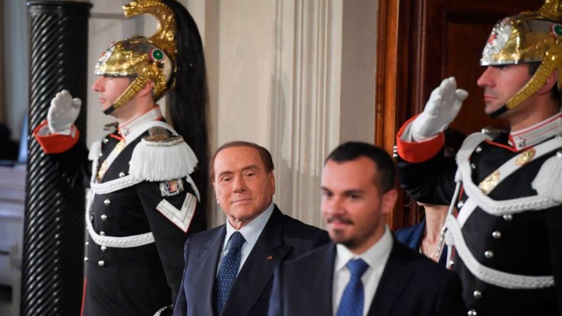Silvio Berlusconi, condamné en août 2013 à une peine d'inéligibilité, peut à nouveau se présenter à des élections après une décision de "réhabilitation" du tribunal de Milan: photo TIZIANA FABI / AFP / Getty Images