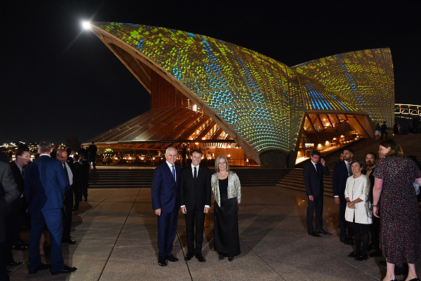 President Emmanuel Macron (au centre) rencontre le Premier ministre australien  Malcolm Turnbull et son épouse  Lucy Turnbull devant l'Opéra de Sydney le 1er mai 2018 (Photo : Mick Tsikas-Pool/Getty Images)