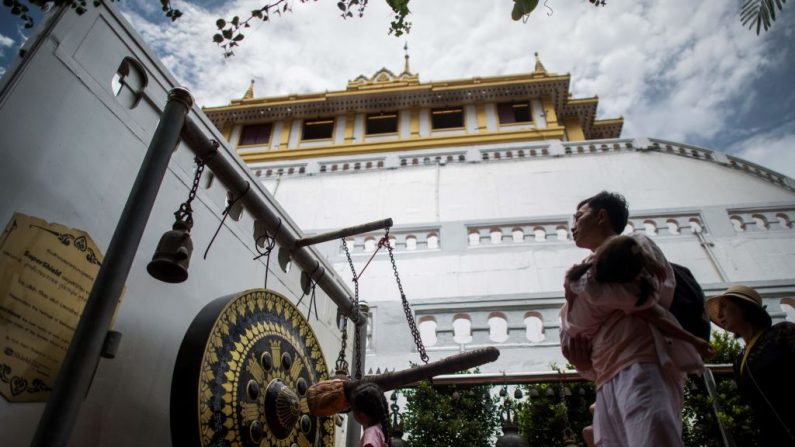 Le célèbre temple de Bangkok est au centre d'un scandale, après que 4 millions de dollars aient été trouvés en banque sur les comptes appartenant à son abbé, le 24 mai 2018. Photo JEWEL SAMAD / AFP / Getty Images