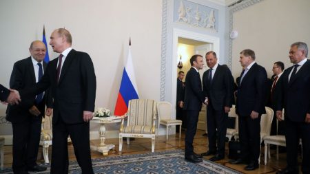 Macron veut ancrer la Russie de Poutine en Europe