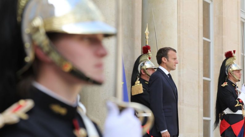 
Entouré par les gardes républicains, le président français Emmanuel Macron se tient aux portes du palais présidentiel de l'Elysée alors qu'il attend un invité le 28 mai 2018 à Paris. (Photo par ludovic MARIN / AFP) (Crédit photo devrait lire LUDOVIC MARIN / AFP / Getty Images)