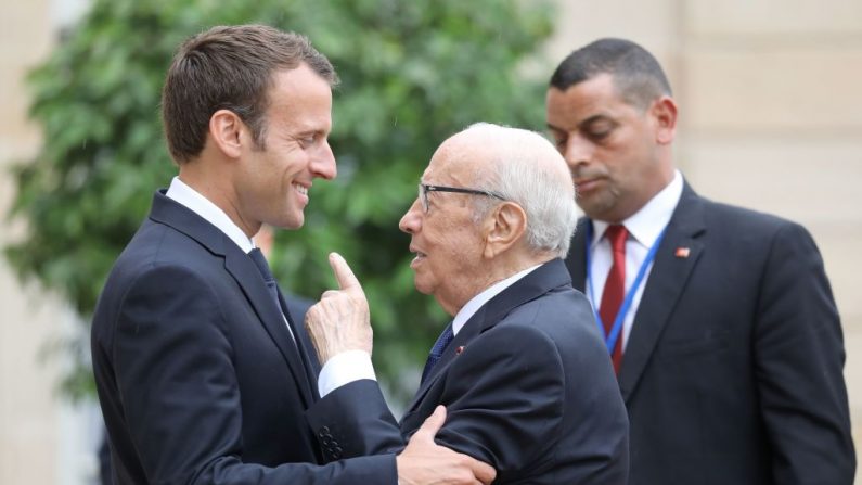 Le président français Emmanuel Macron accueille le président tunisien Beji Caid Essebsi à l'Elysée à Paris le 29 mai 2018 avant une conférence internationale sur la Libye. Ils se réunissent à Paris pour une grande conférence de paix. Photo par LUDOVIC MARIN / AFP / Getty Images.