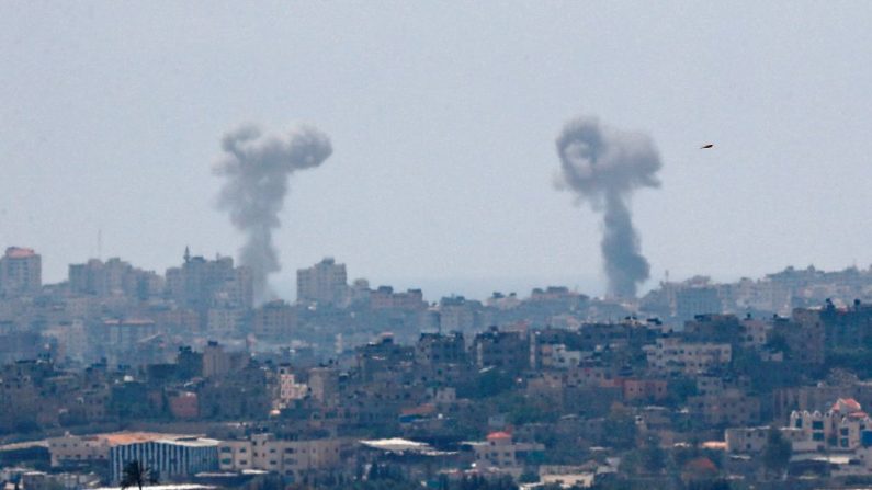 Une photo prise à la frontière israélienne de Gaza le 29 mai 2018, montre une fumée qui s'élève de la bande de Gaza à la suite d'une frappe aérienne israélienne sur l'enclave palestinienne. Quelques heures après que près de 30 obus de mortier aient été tirés sur l'Etat juif. Photo JACK GUEZ / AFP / Getty Images